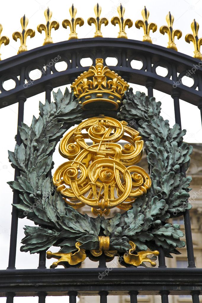 Royal Crest at Buckingham Palace — Stock Photo © ribeiroantonio #7857643