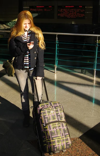 Girl with suitcase and phone in hand девушка с чемоданом и телефоном