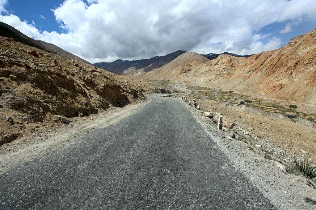http://ko.depositphotos.com/7296526/stock-photo-road-to-mountains-himalayan-scenic.html 산도. 히말라야 관광 — 스톡 사진 © geniuslady #7296526