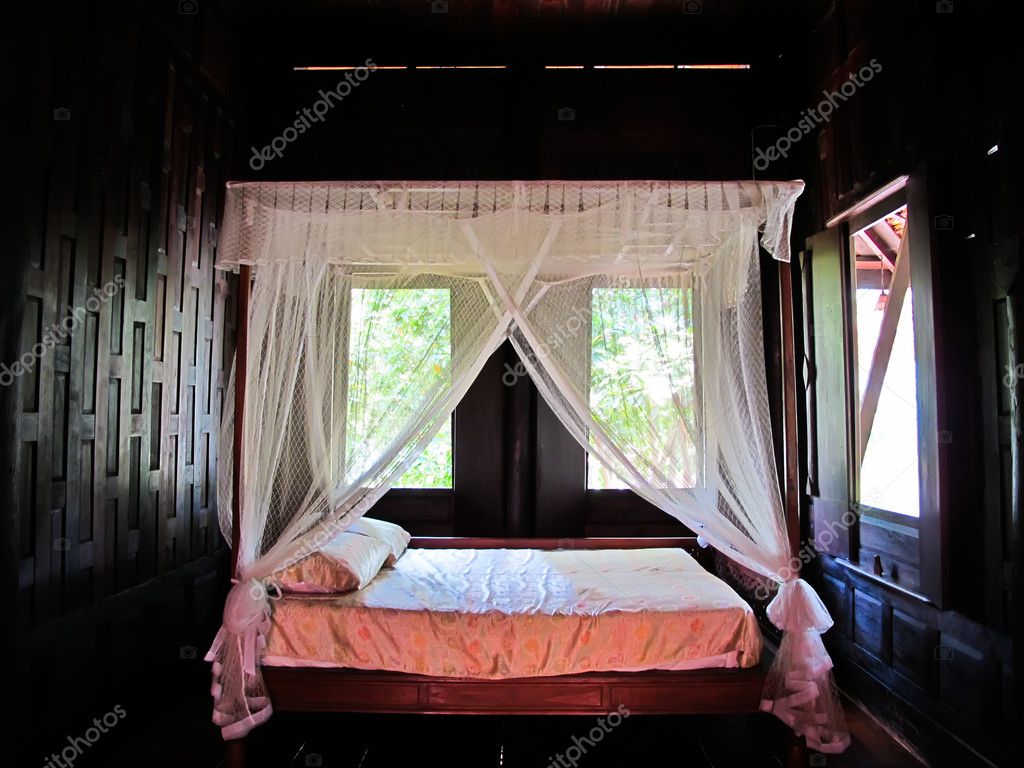Säng och madrass i ett thailändska trähus — stockfotografi ...