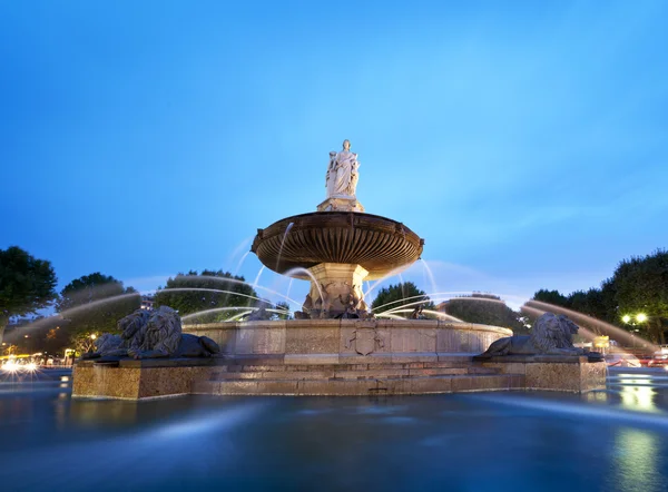 Nightshot of La Rotonde fountain