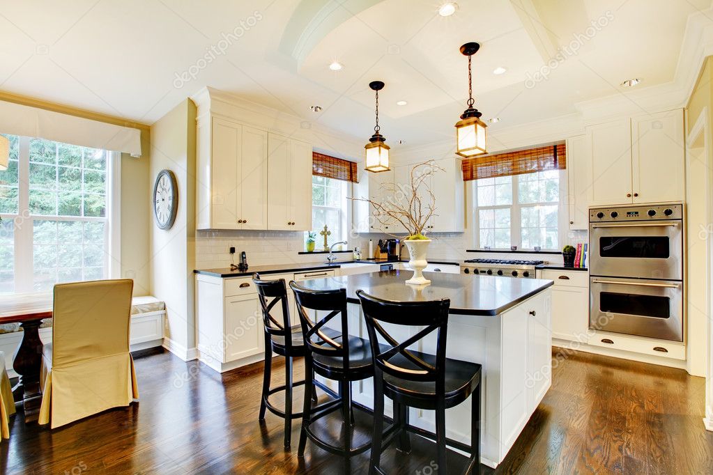 Witte grote luxe moderne keuken wih donkere vloer — stockfoto ...