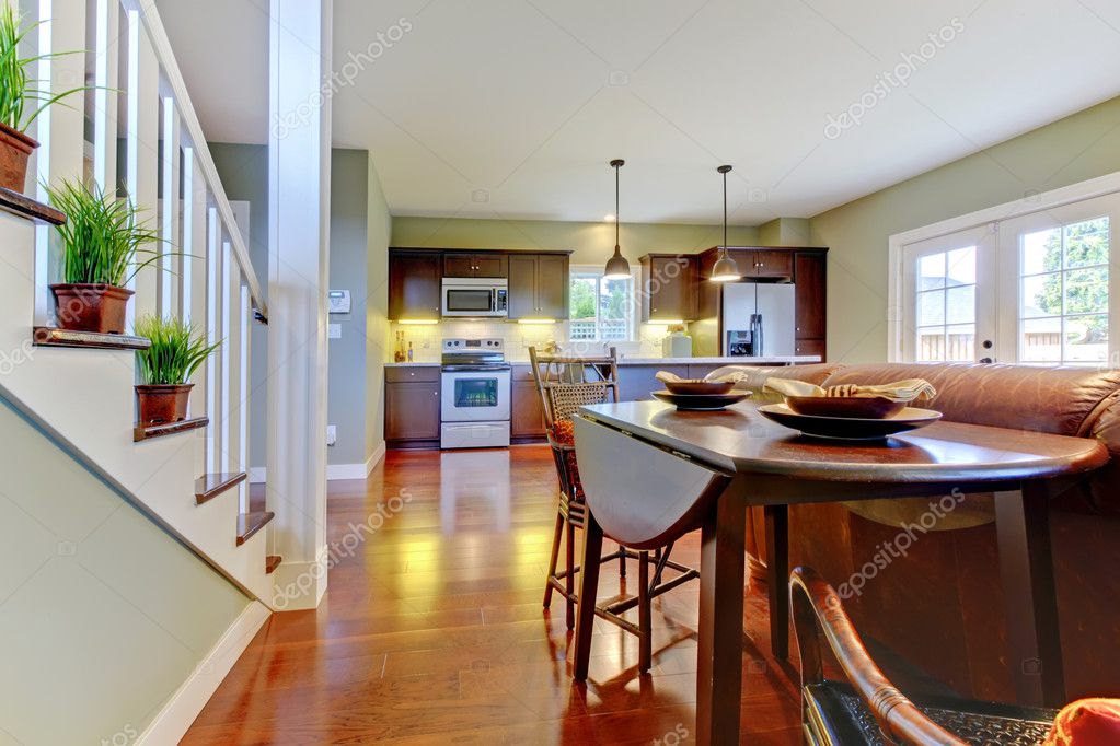 Amplio comedor con cocina, comedor y escalera — foto de stock ... Escaleras en comedor