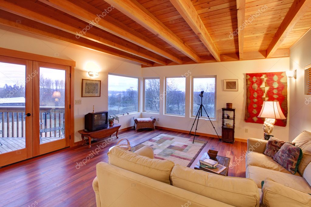 Moderne und luxuriöse wohnzimmer mit holzdecke und groÃen fenstern ...