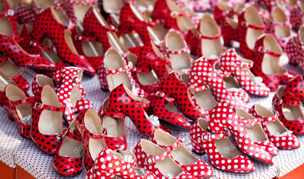 Gypsy red shoes with polka dot spots — Stock Photo