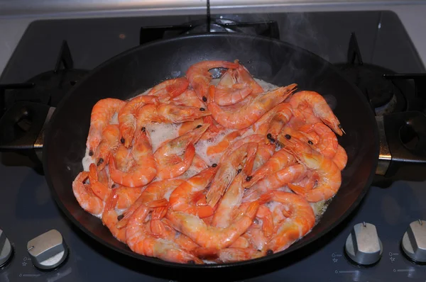 Shrimps cooking on frying pan — Stock Photo #7086094