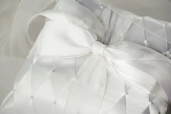 White gift by CHRIS VAUGHAN - Photo