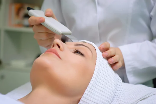 Ultrasound skin cleaning at beauty salon