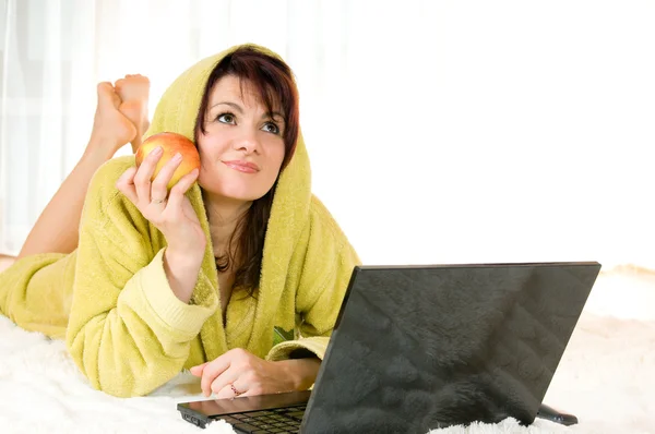 Женщина с ноутбуком и яблоком — стоковое фото