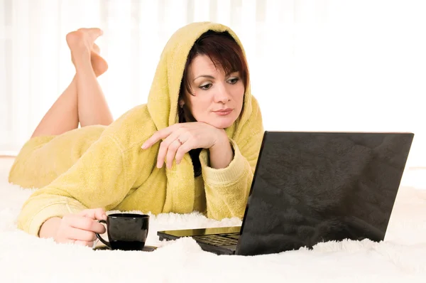 Kobieta z laptopa i Puchar — Zdjęcie stockowe
