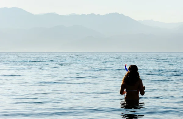 홍 해에 있는 여자 — 스톡 사진