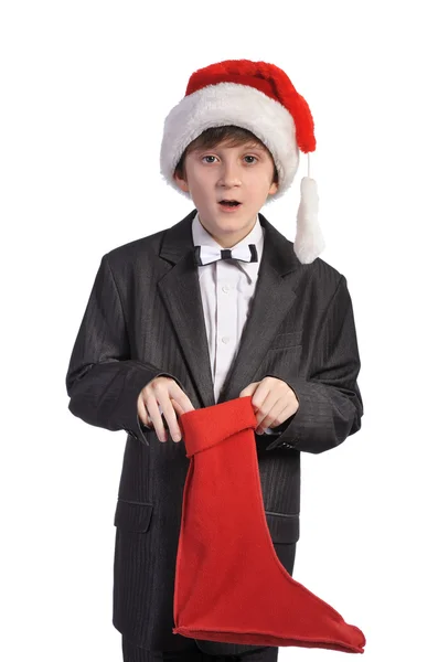 Хлопчик з червоною шапочкою і червоною шкарпеткою, ізольований — стокове фото