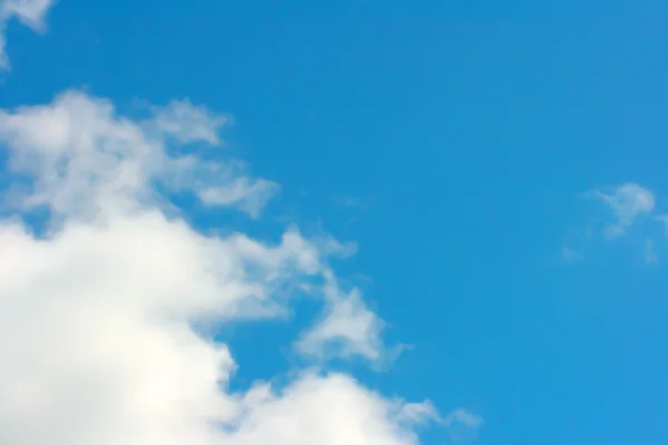 Vita moln och blå himmel — Stockfoto