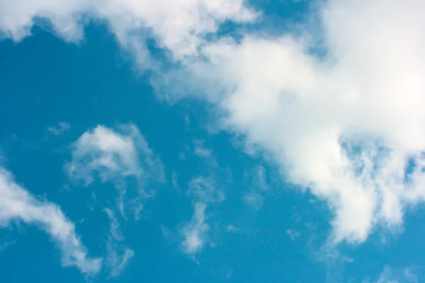 Nuvole bianche e cielo blu — Foto Stock
