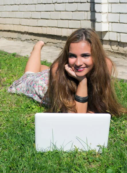Belle fille avec un ordinateur portable en plein air — Photo