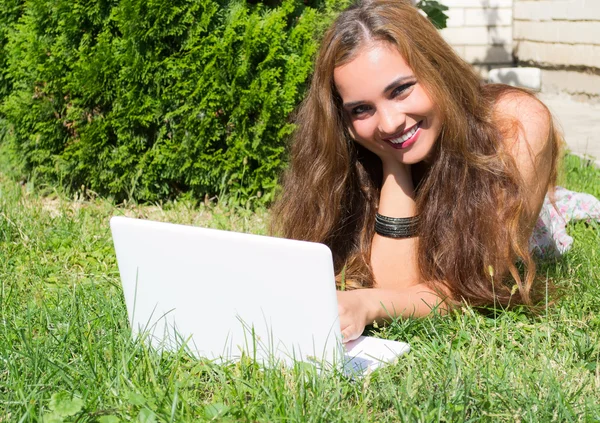 Belle fille avec un ordinateur portable en plein air — Photo