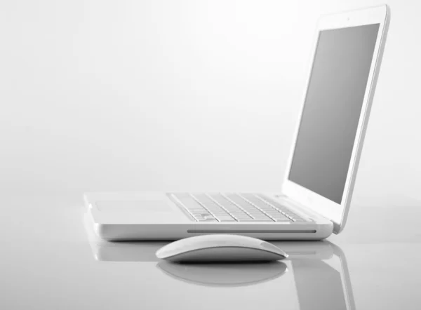 Computer portatile e mouse — Foto Stock