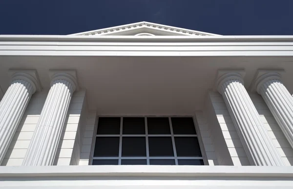 Классические колонны и окна — стоковое фото