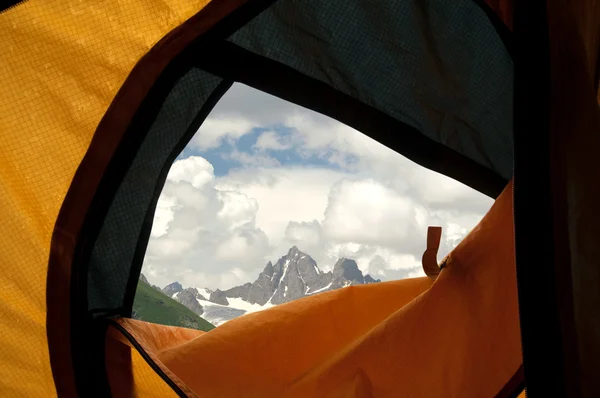 Вид с палатке на горы — стоковое фото