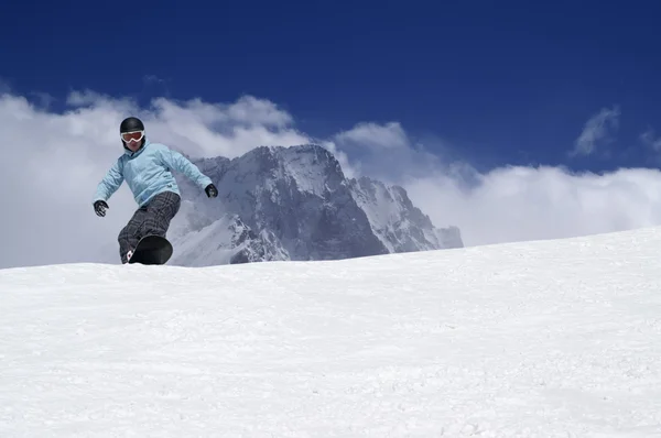 Snowboard w wysokich górach — Zdjęcie stockowe