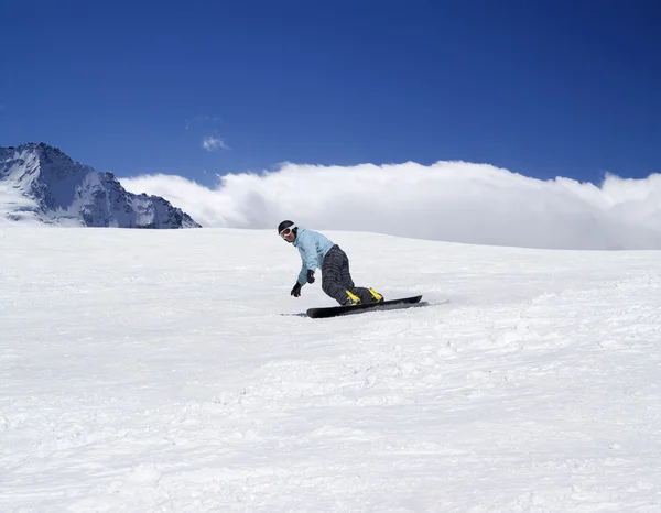 Snowboarding in mountains — Stock Photo, Image