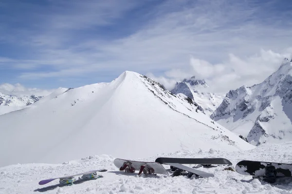 Pranchas de snowboard contra o topo da montanha — Fotografia de Stock