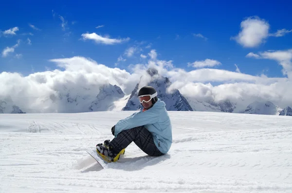 Snowboarder στηρίζεται σε πίστα σκι — Φωτογραφία Αρχείου