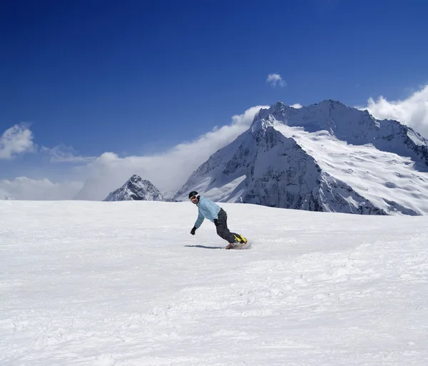 Snowboarder desce uma inclinação — Fotografia de Stock