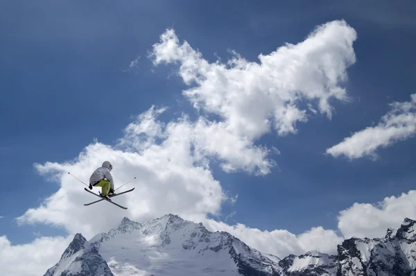 Freestyle skoczek narciarski z skrzyżowanymi nartami — Zdjęcie stockowe