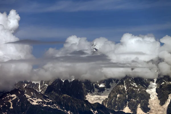Ψηλά βουνά που καλύπτονται με τα σύννεφα — Φωτογραφία Αρχείου