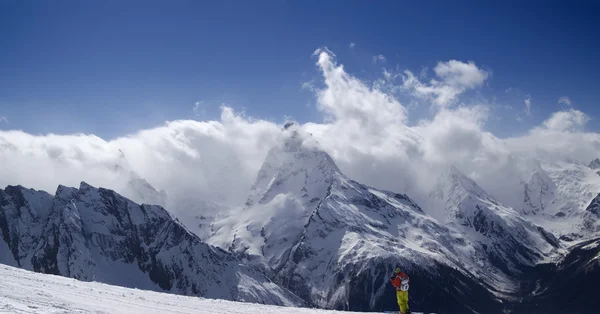 Montanhas de panorama. pista de esqui com esquiador. — Fotografia de Stock