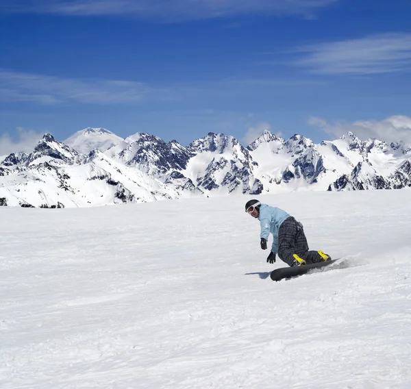 Snowboarder senkt sich eine Steigung — Stockfoto