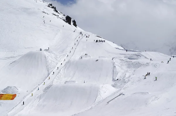 Parque de snowboard no resort de esqui — Fotografia de Stock