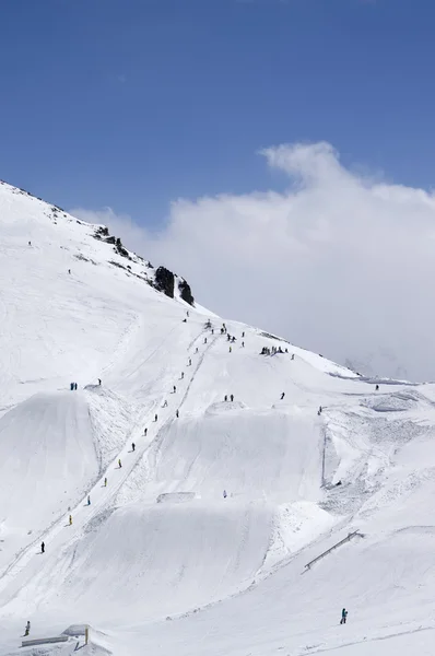 Lyžařský areál s snowboardový park — Stock fotografie