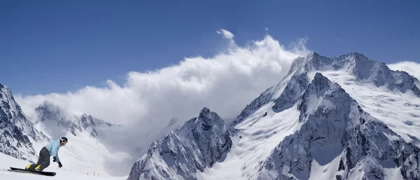 Panorama sneeuw bergen met snowboarder — Stockfoto