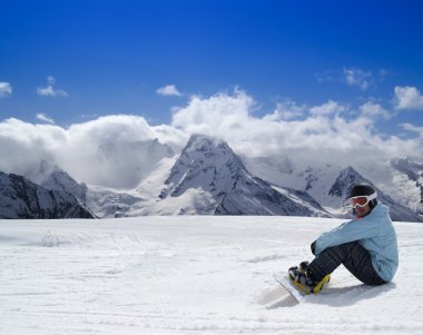 Kayak merkezinde dinlenme snowboarder