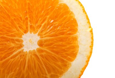 Beyaz arkaplanda izole edilmiş bir portakal dilimi