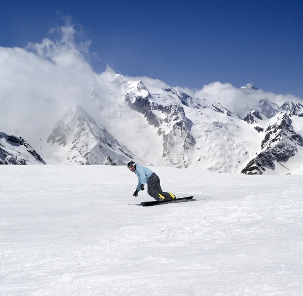 Snowboard en montagne — Photo