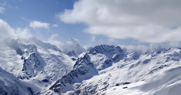 Panorama de las montañas. vista desde la pista de esquí. —  Fotos de Stock