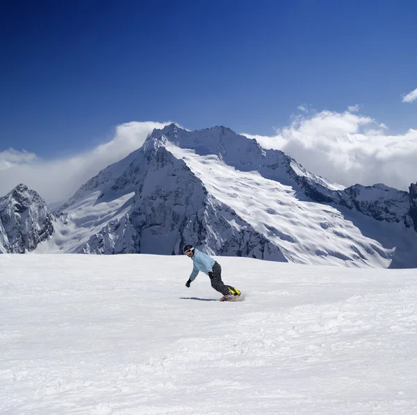 Snowboardzista w wysokich górach — Zdjęcie stockowe