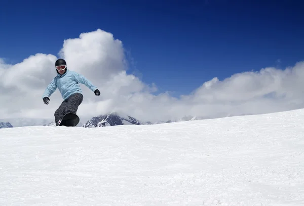 Snowboarden in hoge bergen — Stockfoto
