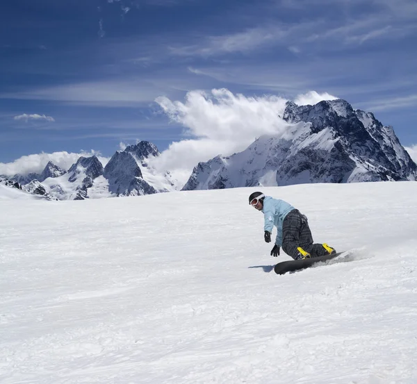Snowboarder desciende una pendiente — Foto de Stock