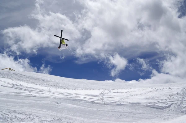 Фристайл прыгун с перекрестными лыжами — стоковое фото