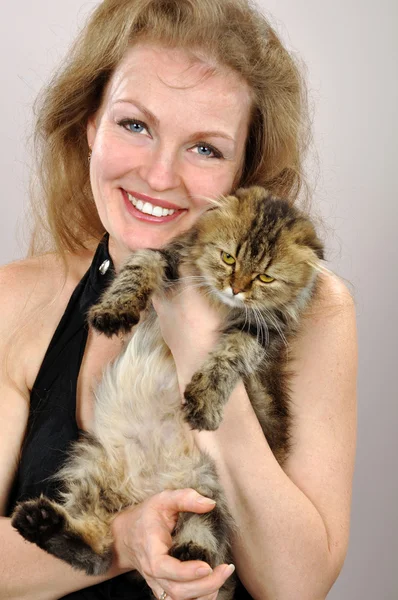 Glad kvinna med en kattunge — Stockfoto
