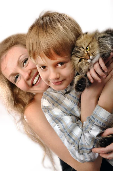Mãe e filho felizes com um gato — Fotografia de Stock