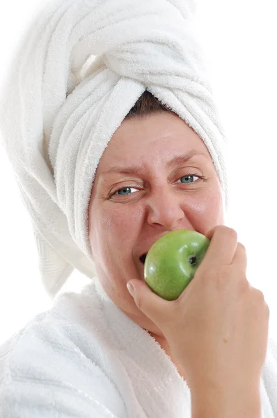 一个苹果的成熟成人微笑女人 — 图库照片