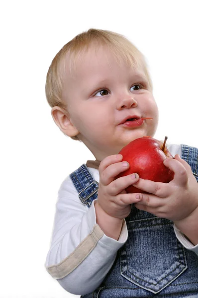 Menino mordendo uma maçã — Fotografia de Stock