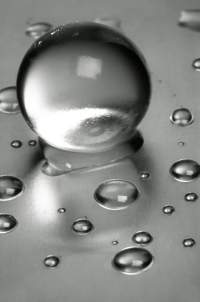 Bodegón abstracto. Gotas de agua sobre la superficie de acero —  Fotos de Stock