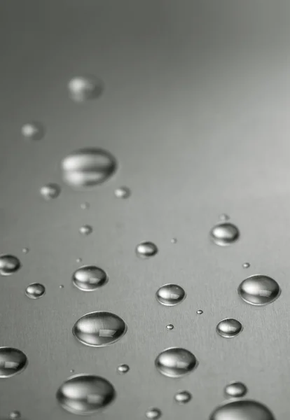 O Quicksilver. Abstrato ainda-vida com gotículas líquidas sobre aço — Fotografia de Stock