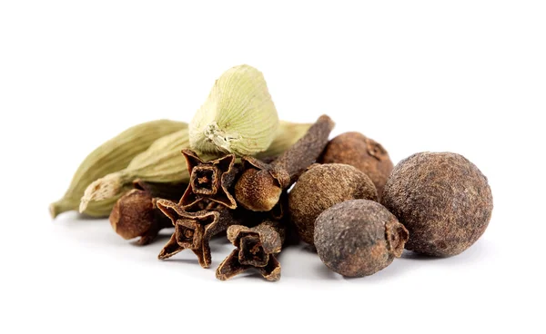 Closeup of cloves, cardamon and allspice over white background — Stock Photo, Image
